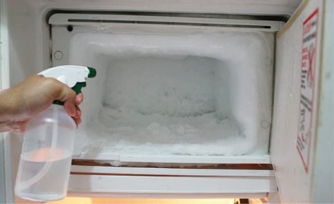 Для быстрой разморозки обрызгайте лед теплой водой