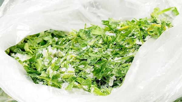 Для простых кулинарных нужд зелень удобно хранить в пакете