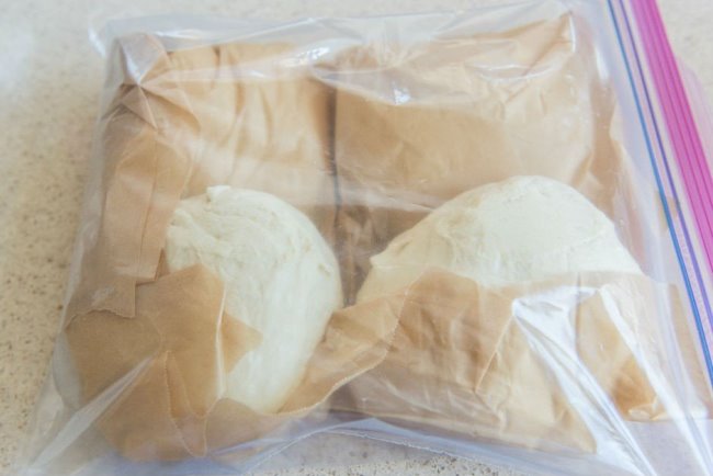 Хранить тесто в морозилке можно до 3 месяцев без потери вкуса, эластичности и пышности