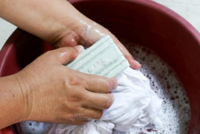 Натрите пятно хозяйственным мылом