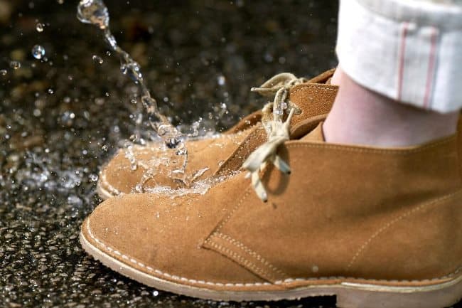 Обработка маслом даст вашей обуви водоотталкивающий эффект 