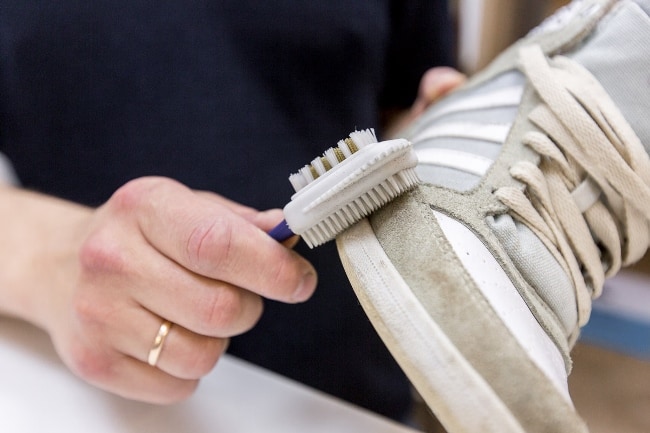 Перед началом чистки, дайте обуви хорошо просохнуть