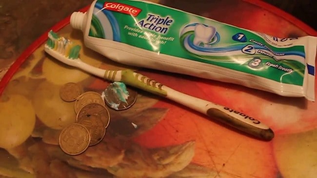 Проведите чистку гроша зубной пастой