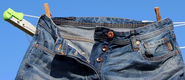 Высушите джинсы на свежем воздухе